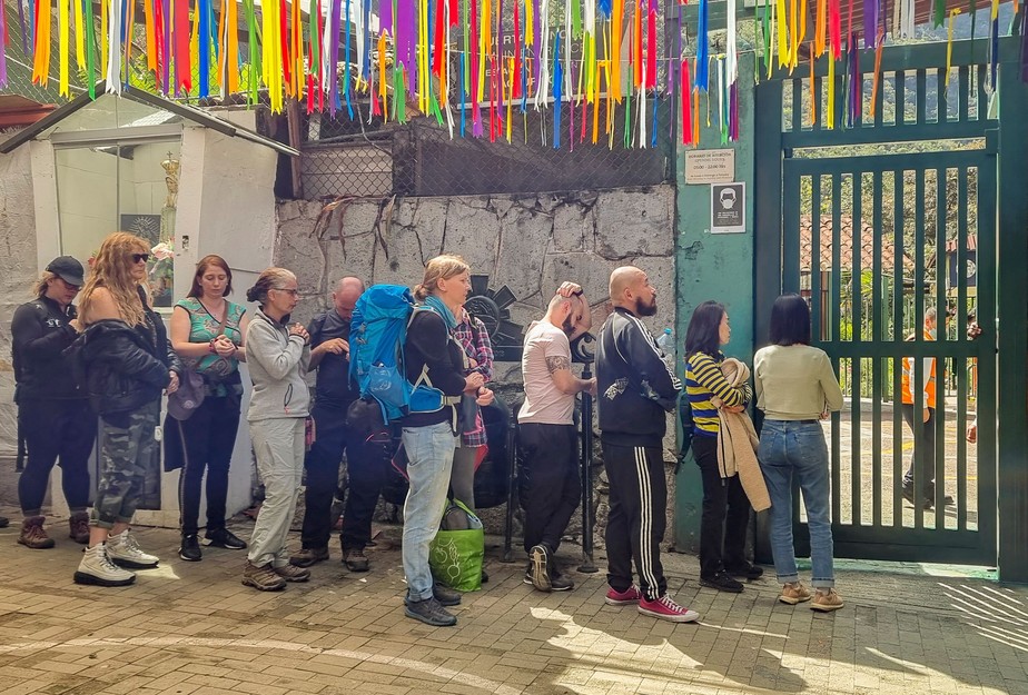 Turistas retidos na fila do terminal ferroviário da cidade de Machu Picchu em 14 de dezembro de 2022