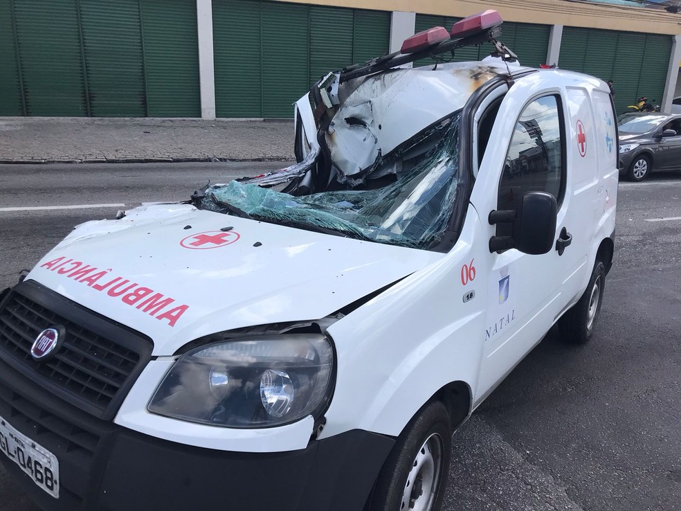 Ambulância ficou com cabine destruída após atingir caminhão e provocar engavetamento em Natal — Foto: Geraldo Jerônimo/Inter TV Cabugi