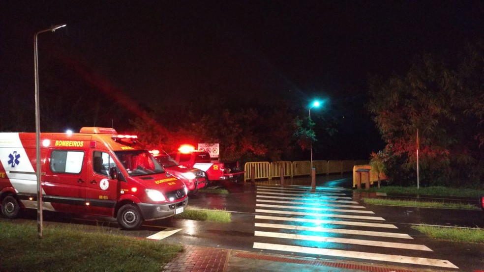 Militares do Corpo de Bombeiros encontraram corpo de adolescente a dois metros de profundidade do Lago Paranoá, em Brasília (Foto: Corpo de Bombeiros/Divulgação)