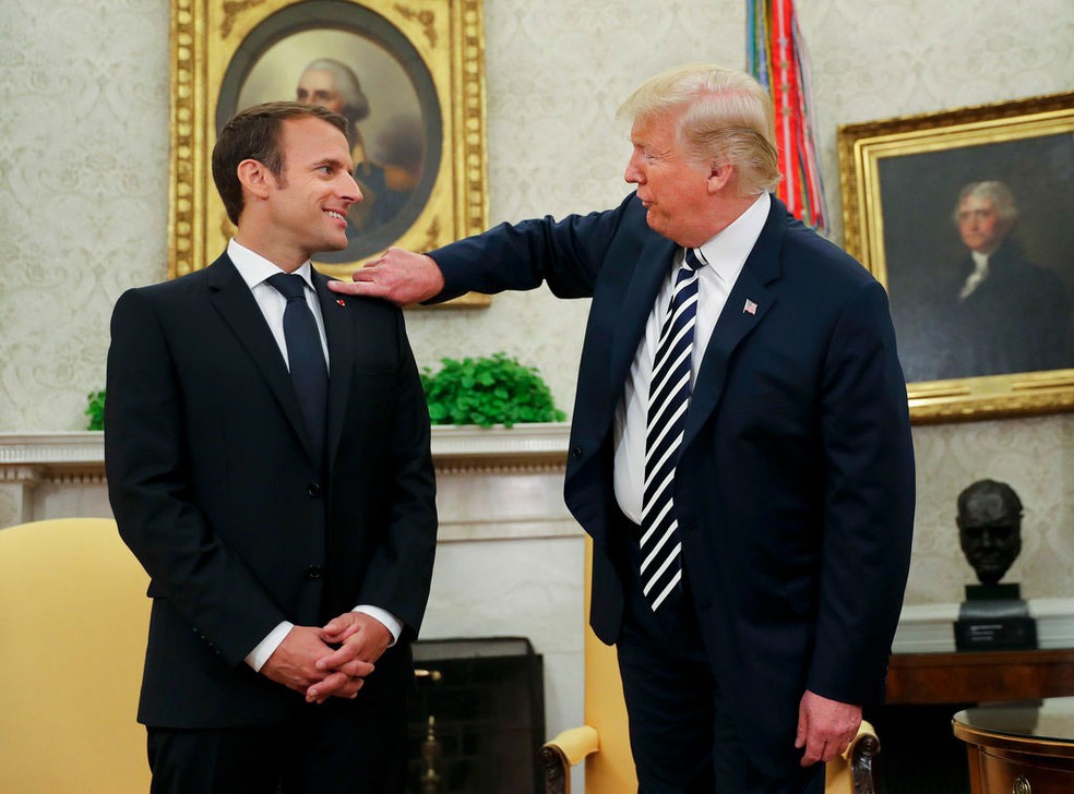 Presidente dos EUA, Donald Trump, recebeu o presidente francês, Emmanuel Macron, no Salão Oval da Casa Branca em Washington, em abril (Foto: Pablo Martinez Monsivais/ AP)