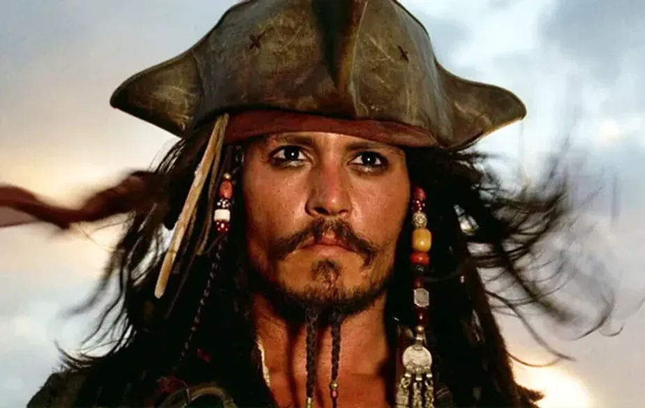 Johnny Depp como Jack Sparrow nos filmes da franquia Piratas do Caribe
