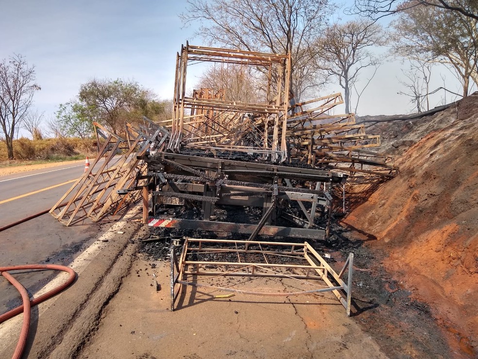 Caminhão que estava carregado de estruturas metálicas ficou totalmente destruído — Foto: Arquivo pessoal 
