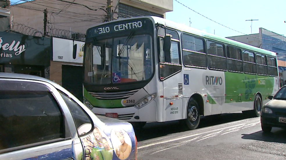 Prefeitura trabalha na instalação de corredor exclusivo para ônibus na Avenida Saudade em Ribeirão Preto — Foto: Foto: Antonio Luiz/EPTV
