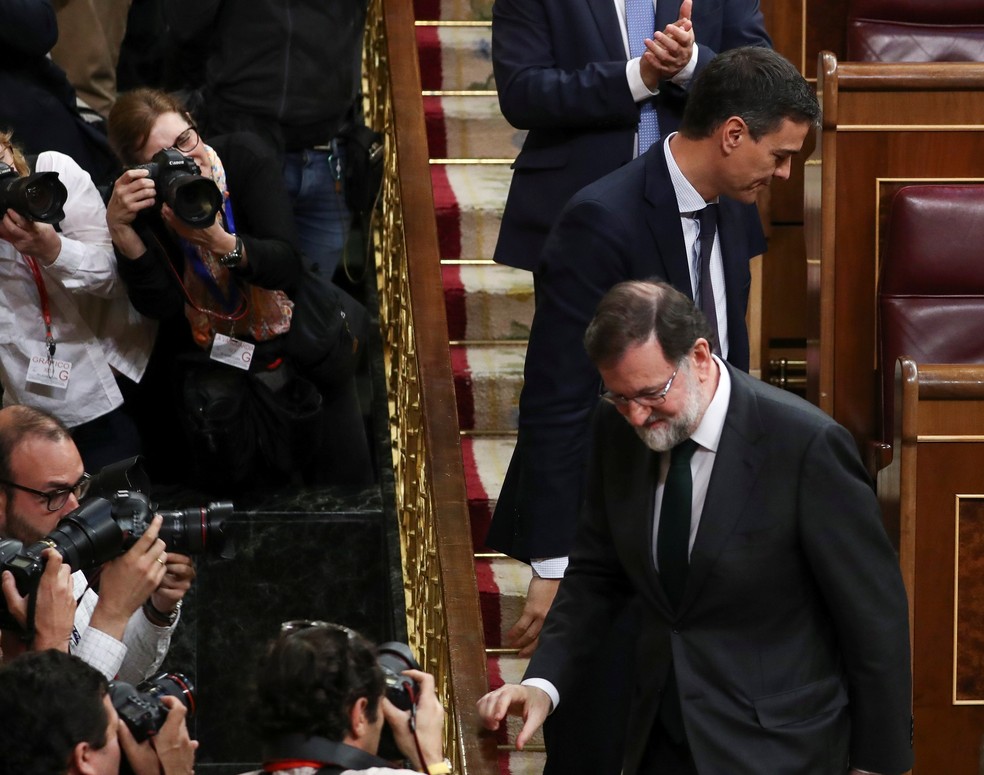 Novo primeiro-ministro espanhol Pedro Sánchez e Mariano Rajoy (Foto: Sergio Perez/Reuters)