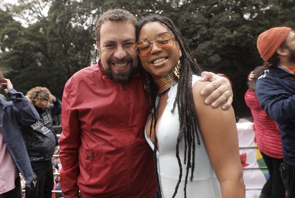 Guilherme Boulos e a deputada estadual Erica Malunguinho na 26ª edição da Parada do Orgulho LGBT+ — Foto: Celso Tavares/g1
