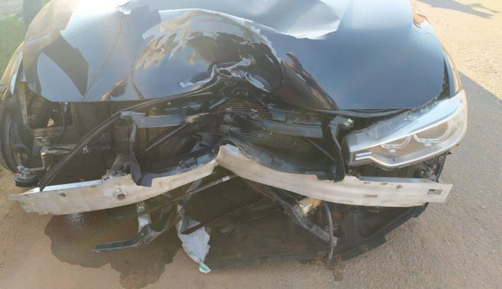 Carro de luxo que bateu na vítima ficou parcialmente destruído — Foto: Rodilson Bradales/Arquivo pessoal