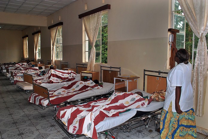 Pacientes vítimas de estupro são atendidas em enfermaria pós-operatória no hospital Panzi em Bukavu, na República Democrática do Congo. Imagem de 12 de novembro de 2009 — Foto:  Adia Tshipuku / AFP
