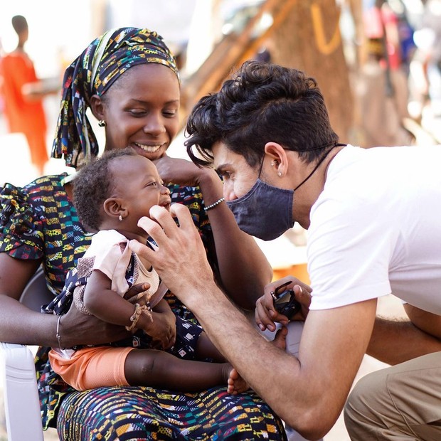 Lucas Castellani em missão humanitária no continente africano (Foto: Reprodução/Instagram)