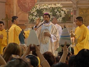 Bispo Dom Teodoro Mendes abençoou as imagens que irão ser usadas nas peregrinações. (Foto: Reprodução/TV Liberal)