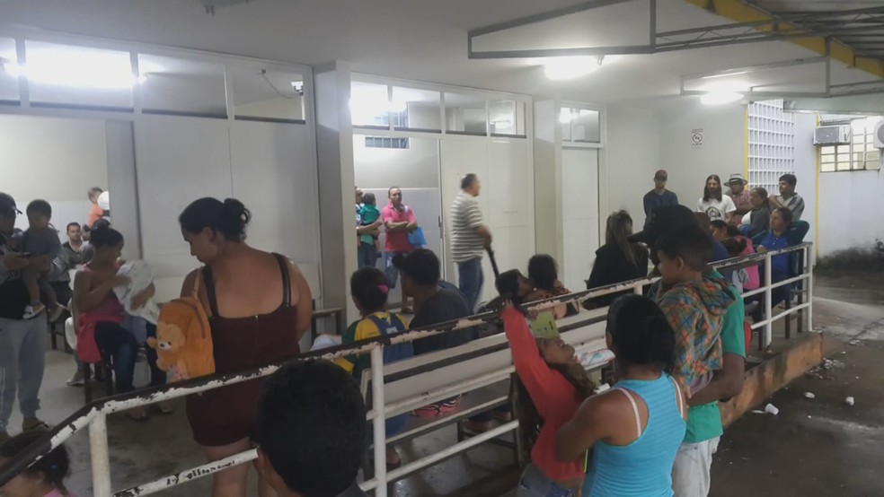 Pacientes aguardam atendimento no Hospital de Brazlândia, no Distrito Federal — Foto: TV Globo/Reprodução