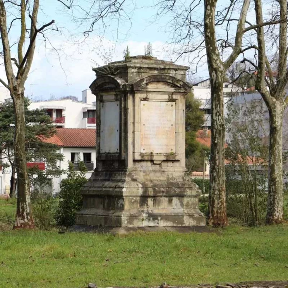 No centro da ilha, um monumento celebra o local onde foi negociado o Tratado dos Pireneus, entre a França e a Espanha, em 1659 — Foto: Foto: Mike Maceacheran via BBC