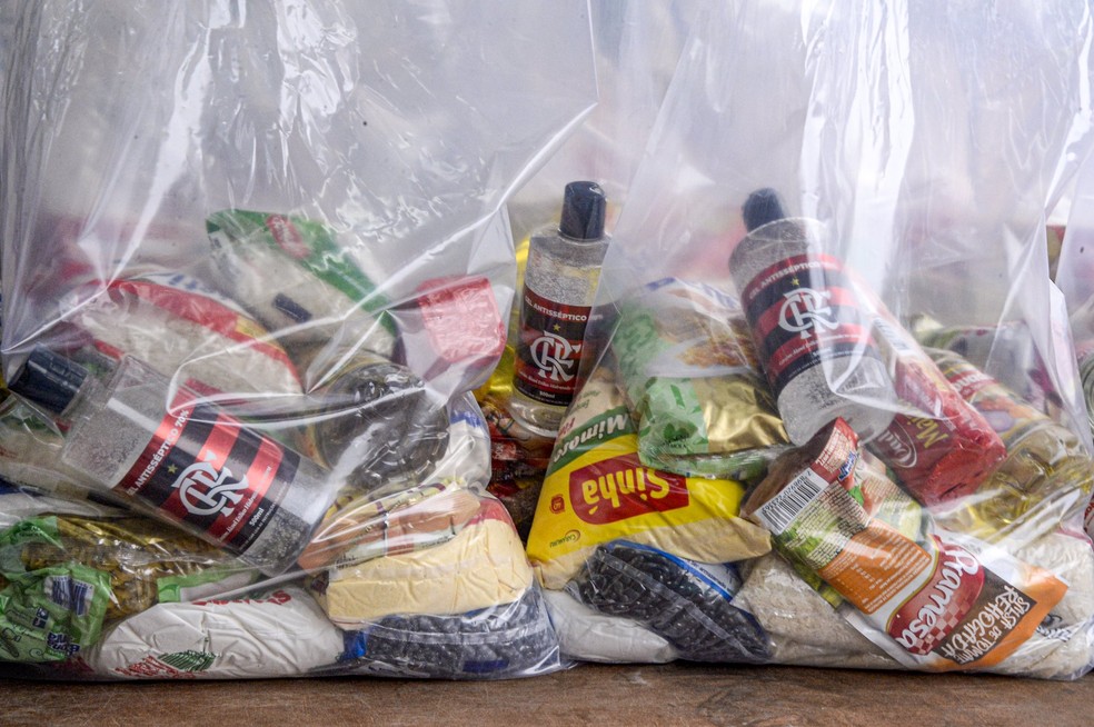 Cesta básica distribuída pelo Flamengo na Vila Aliança — Foto: Marcelo Cortes / Flamengo