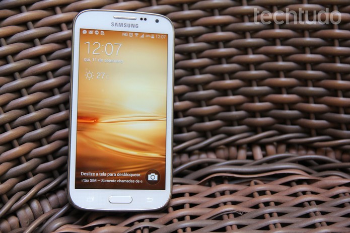 Samsung Galaxy K Zoom é um aparelho com boas configurações e uma câmera chamativa (Foto: Tainah Tavares/TechTudo)