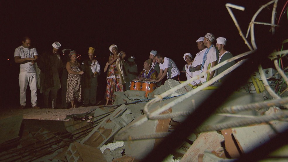 Membros da Casa do Caboclo, no Lago Norte, cantam e danÃ§am ao redor de construÃ§Ã£o derrubada pelo DF Legal â€” Foto: TV Globo/ReproduÃ§Ã£o
