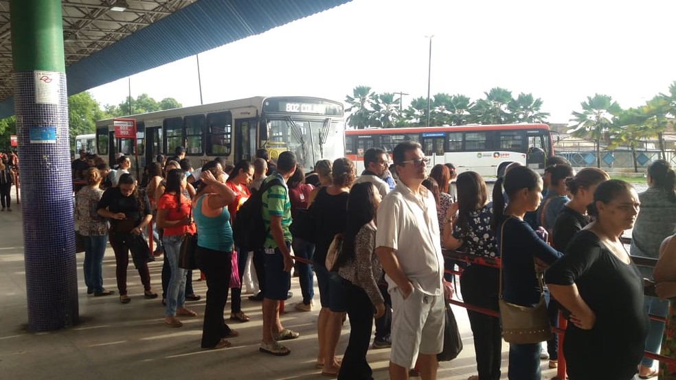 Ponto de ônibus lotado em Maceió na manhã desta sexta-feira — Foto: Heliana Gonçalves/TV Gazeta