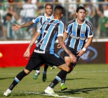 Giuliano supera dores e dá vantagem com gol mais bonito pelo Grêmio