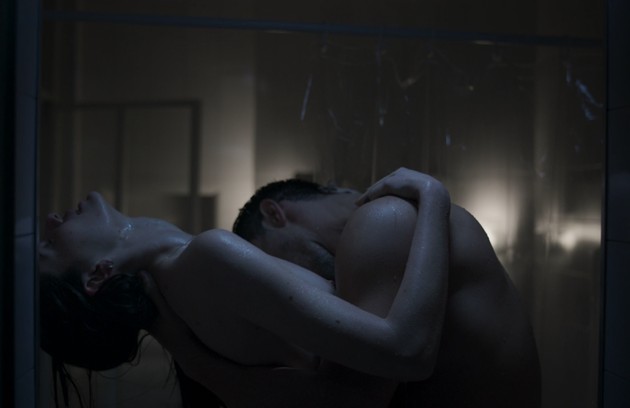 Cristiano e Angel aparecem transando no chuveiro (Foto: Reprodução)