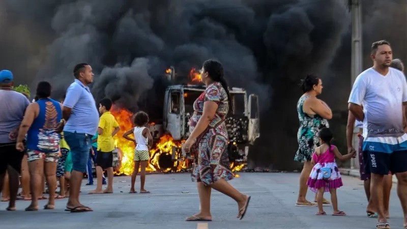 Caminhões também foram alvo de ataques incendiários na capital cearense em janeiro de 2019 (Foto: AFP via BBC)