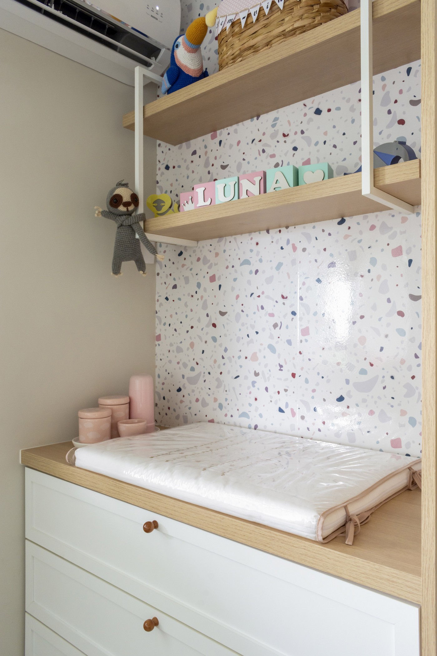 Décor do dia: quarto de bebê com painel lúdico e tons suaves (Foto: Lília Mendel )