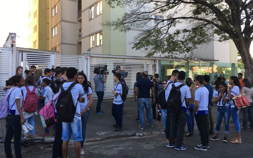 Vários colegas da vítima foram para a porta do prédio após a aula (Foto: Paula Resende/G1)