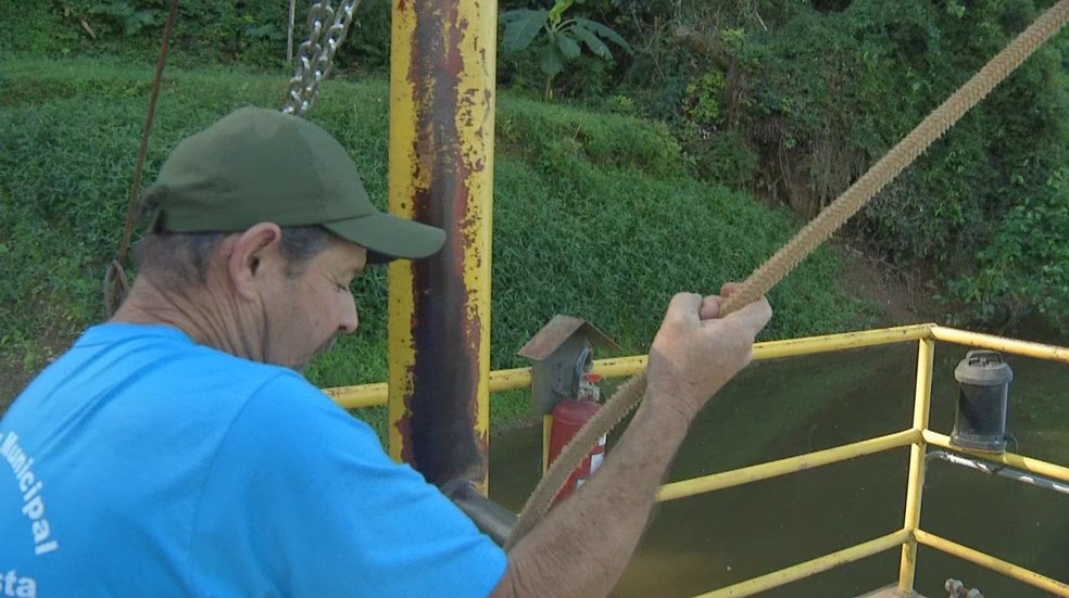 Ângelo dos Santos Vieira da Silva é um dos operadores da balsa ecológica — Foto: Reprodução/TV TEM