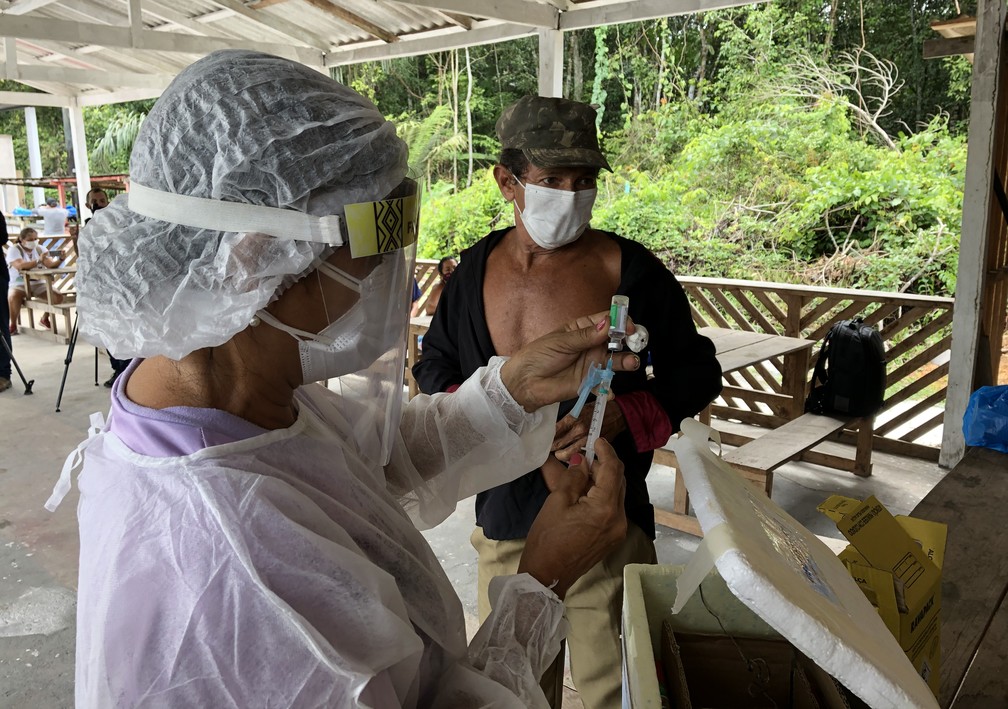 Idoso se preparando para receber a vacina.  — Foto: Matheus Castro/G1