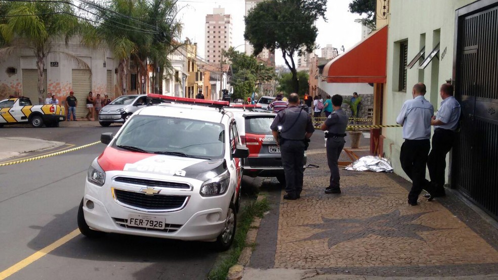 Idoso almoçava em frente a uma lanchonete quando foi atropelado na calçada em Piracicaba (Foto: Edijan Del Santo/EPTV)