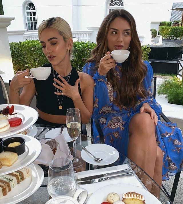 Manu Gavassi e Rafa Kalimann tomam chá da tarde em hotel de luxo (Foto: Reprodução/Instagram)