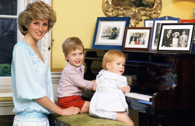 UNITED KINGDOM - OCTOBER 04:  Diana, Princess of Wales with her sons, Prince William and Prince Harry, at the piano in Kensington Palace  (Photo by Tim Graham Photo Library via Getty Images) (Foto: Tim Graham Photo Library via Get)
