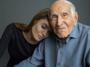 Angelina Jolie posa ao lado do atleta olímpico e herói de guerra Loius Zamperini, personagem de seu segundo filme como diretora (Foto: Divulgação)