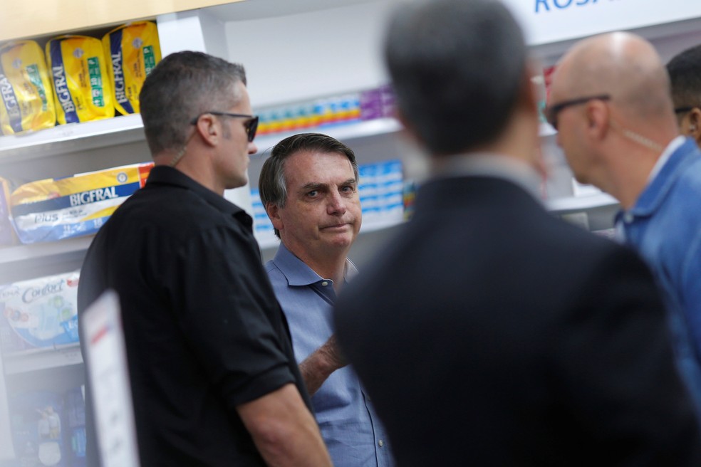 Bolsonaro passou por uma farmácia em Brasília nesta sexta-feira (10) — Foto: Adriano Machado/Reuters