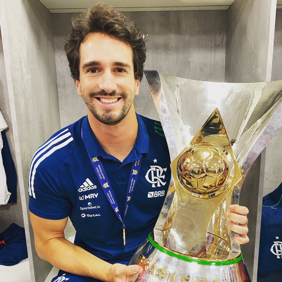 Charles Hembert com a taça do Brasileiro, conquistado pelo Flamengo — Foto: Reprodução