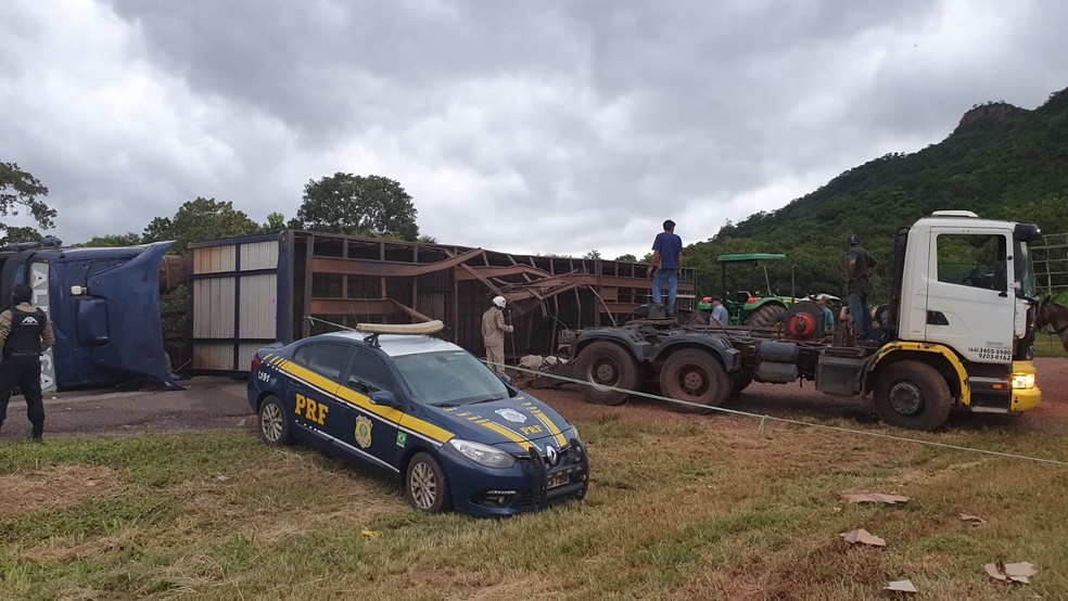 PRF esteve no local para controlar o trnsito com a pista parcialmente interditada  Foto: Divulgao