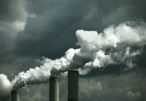 Chaminés de usina de energia a carvão (Foto: Drbouz via Getty Images)
