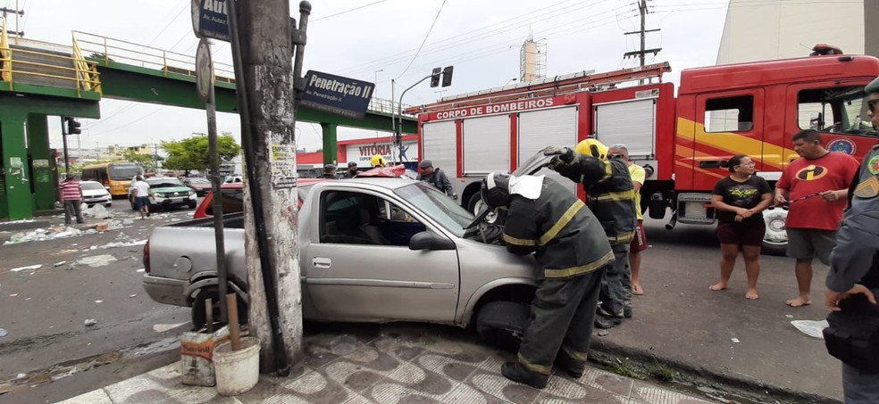 Motoristas ficaram presos nas ferragens dos carros, segundo polícia. — Foto: Eliana Nascimento/G1 AM