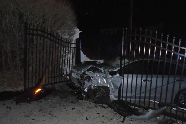 O portão da mansão de Taylor Swift arrebentado por um carro dirigido por adolescentes (Foto: Divulgação)