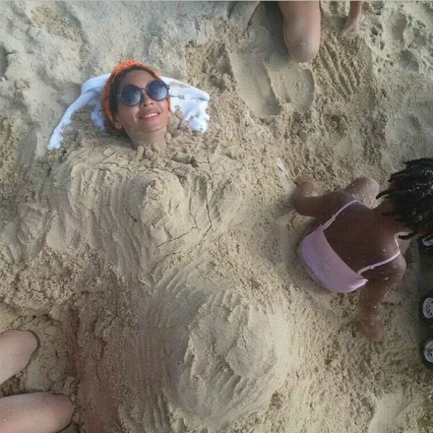 Beyoncé se enterrou na areia! (Foto: Instagram)