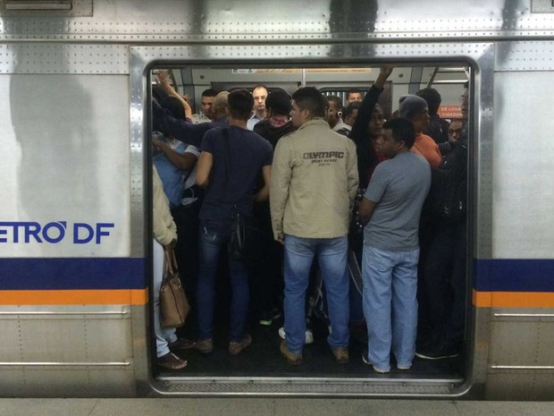Passageiros em metrô lotado na Estação Praça do Relógio, em Taguatinga, no Distrito Federal, no primeiro dia de greve (Foto: Mateus Vidigal/G1)