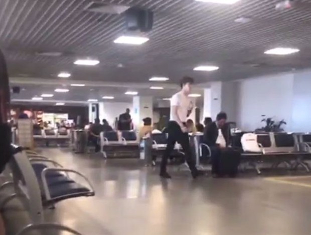 Shaw Mendes circulando livremente pelo Aeroporto Internacional de Guarulhos (Foto: Reprodução/Instagram)