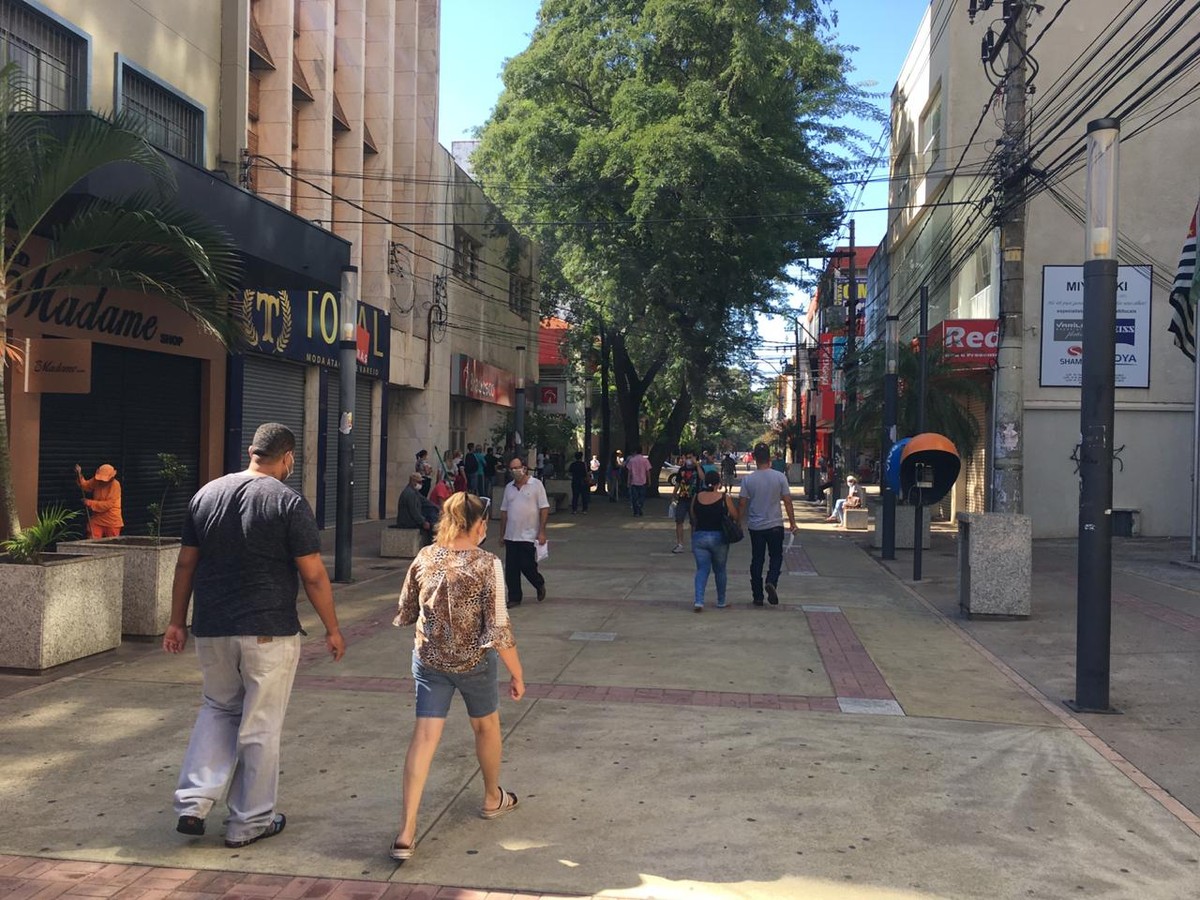 Apesar de Justiça suspender reabertura do comércio, população vai às ruas em busca de lojas