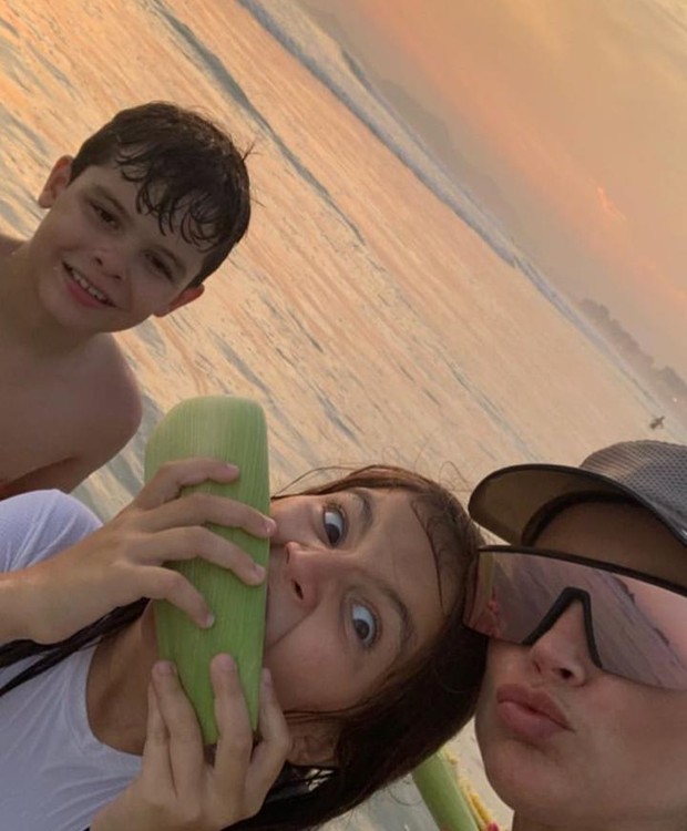 Flavia Alessandra curte pôr do sol na praia junto à filha Olívia (Foto: Instagram/ Reprodução)
