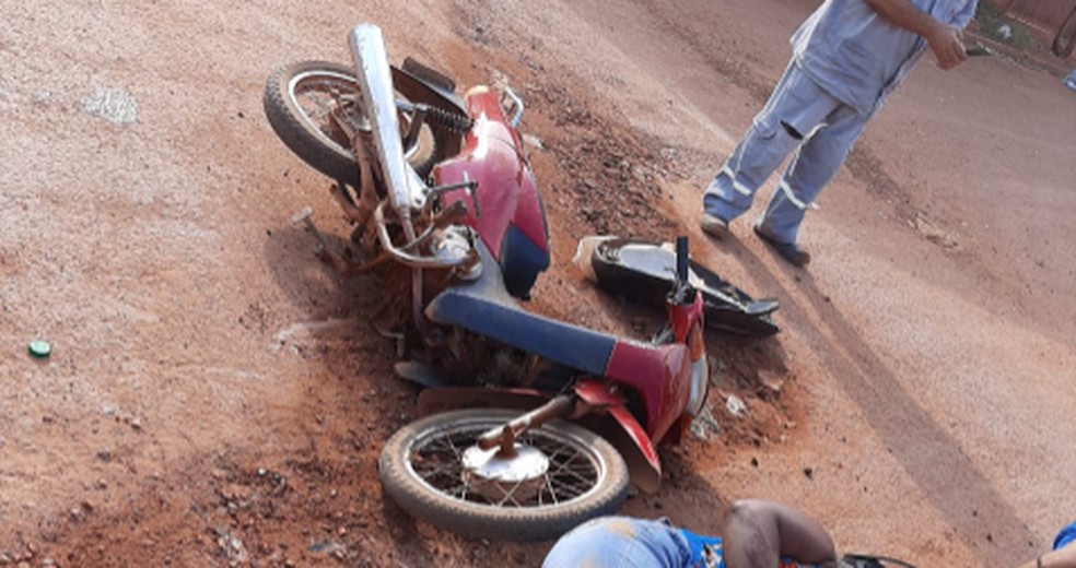 Moto que colidiu com pá carregadeira ficou destruída — Foto: Divulgação