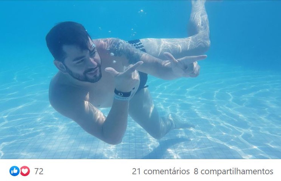 Em dezembro de 2020, Jorge Guaranho posta foto fazendo símbolo de arma com as mãos — Foto: Reprodução/Rede social