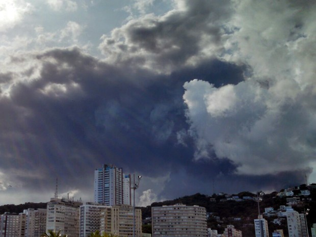Nuvem escura criada por fumaça podia ser vista de vários pontos de Santos, SP (Foto: Ivair Vieira Jr/G1)