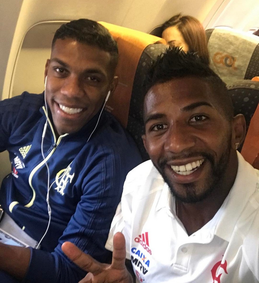 Berrío e Rodinei em voo do Flamengo (Foto: Reprodução)