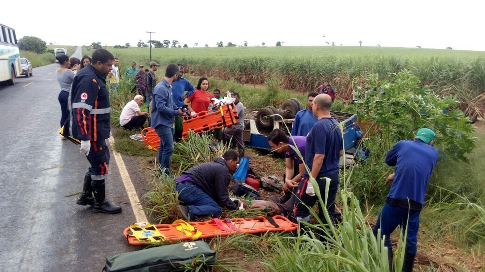 Feridos foram socorridos por unidades do Samu e encaminhados para hospitais (Foto: Site Liberdade News)