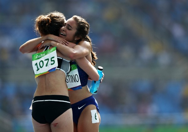 Atletas da Nova Zelândia e Estados Unidos se abraçam após terminarem semi-final dos 5.000 metros (Foto: Getty Images)