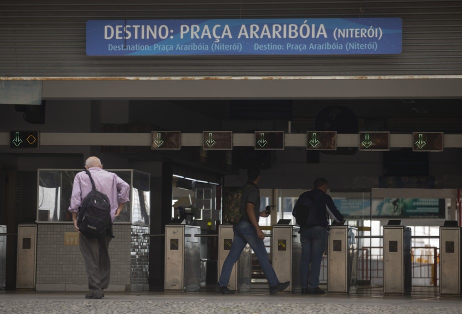 Passageiros embarcam na estação Praça Quinze, no Rio: impasse no serviço continua, apesar de acordo
