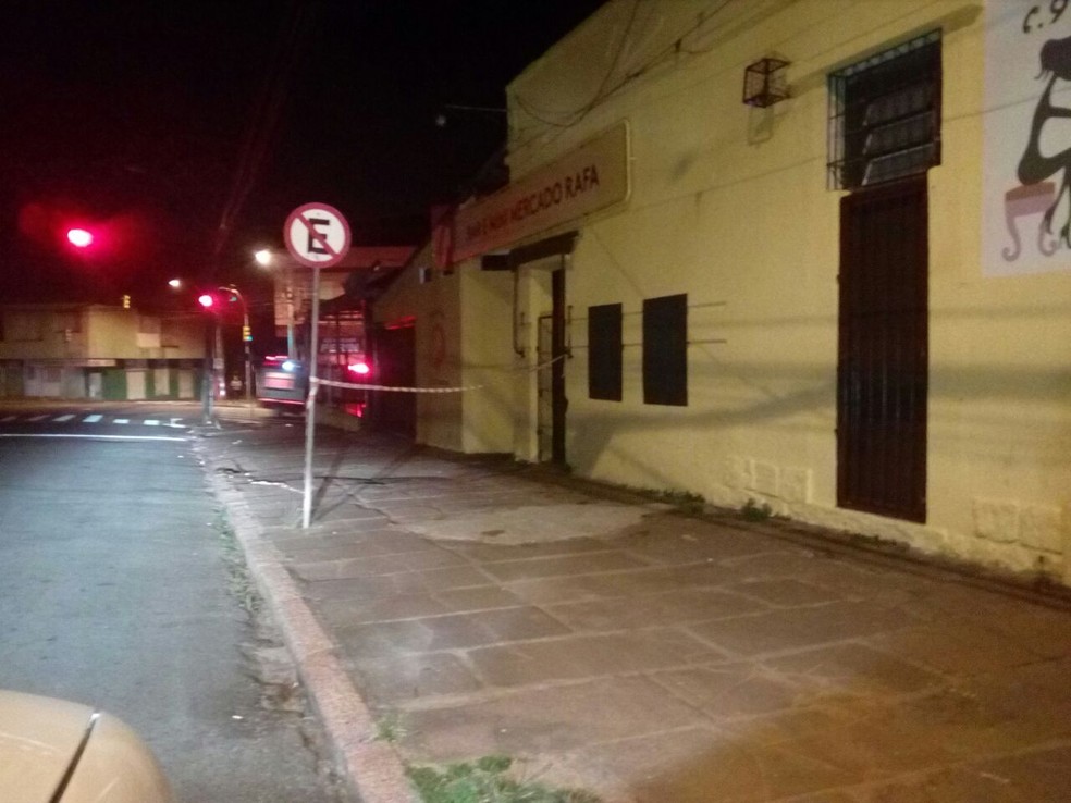 Local onde aconteceu o assalto na Zona Sul de Porto Alegre (Foto: Estevão Pires/RBS TV)