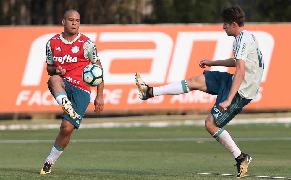 Gabriel Furtado e Léo Passos já vêm treinando com o time profissional e miram uma chance entre os 11 (Foto: Ag. Palmeiras/ Divulgação)